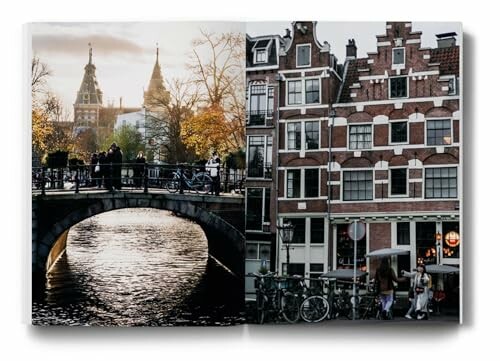 Zwei Seiten eines Buches mit einem Kanal in Amsterdam und traditionellen Häusern.