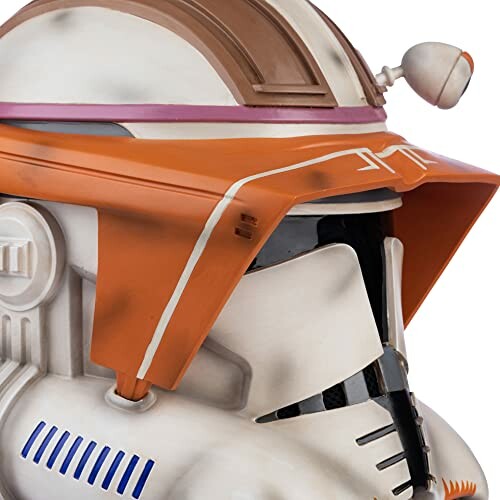 Nahaufnahme eines Klonkriegerhelms mit orangem Visier und futuristischen Details.