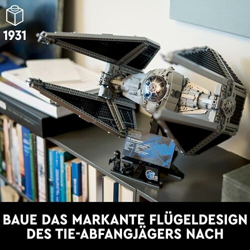 LEGO-Modell eines TIE-Abfangjägers auf einem Regal.