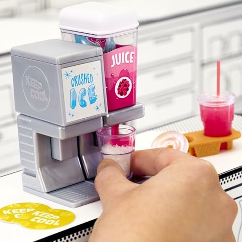 Miniatur-Getränkespender mit Eis und Saft