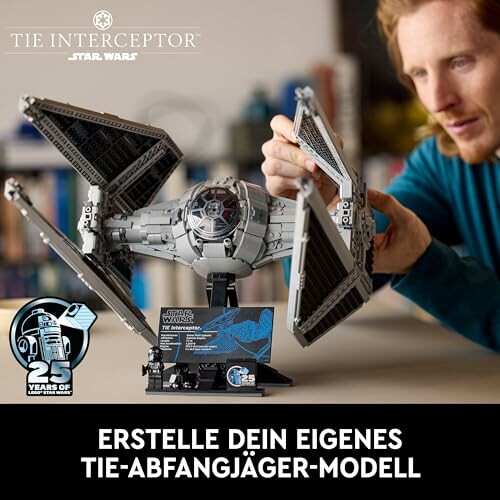 Person baut ein LEGO Star Wars TIE Abfangjäger Modell zusammen.