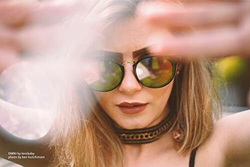 Frau mit Sonnenbrille und verschwommenen Händen im Vordergrund